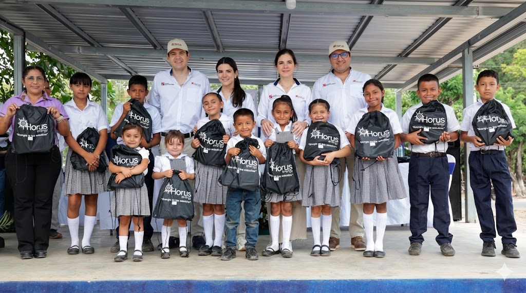 Grupo de niños recibe beneficio de Energía en tus Estudios